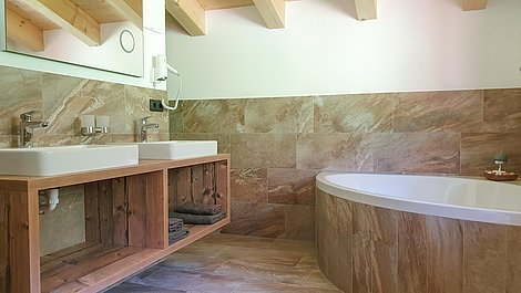 Helles Badezimmer mit Badewanne - Appartement Schönachtal
