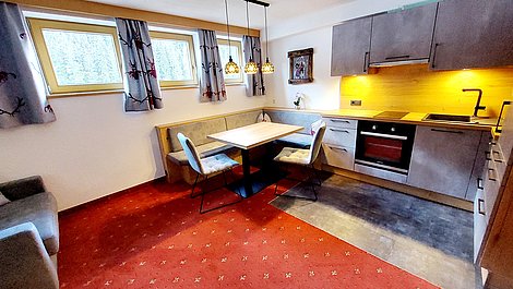 Voll ausgestattete Wohnküche mit Schlafcouch - Appartement Waldblick