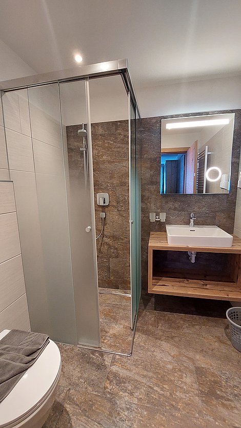 Helles & modernes Badezimmer mit Dusche - Appartement Wechselspitz